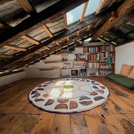 The Attic Library Villa Bir  Luaran gambar