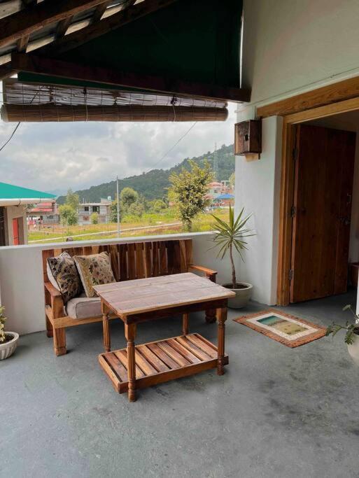 The Attic Library Villa Bir  Luaran gambar
