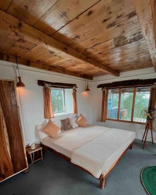 The Attic Library Villa Bir  Luaran gambar