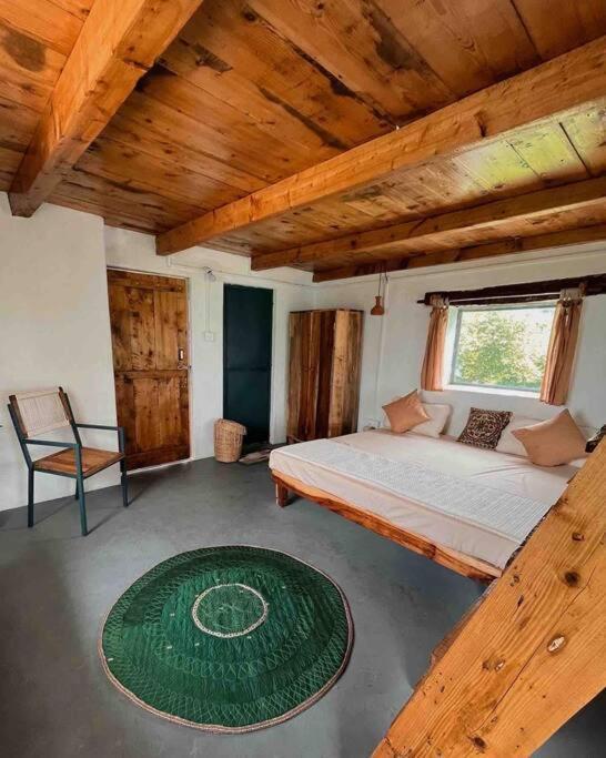 The Attic Library Villa Bir  Luaran gambar